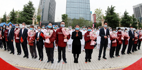 人民日?qǐng)?bào)——今天，讓我們盡情擁抱吧！西安國(guó)際醫(yī)學(xué)中心醫(yī)院6名隊(duì)員解除隔離