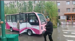 暖心！醫(yī)院下雨天安排擺渡車