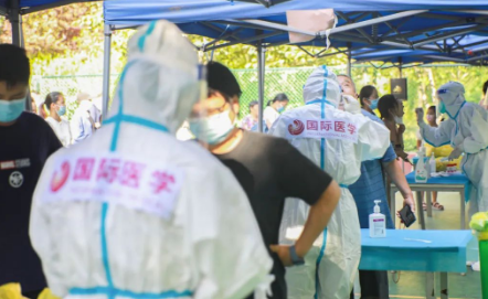 泡白的雙手，濕透的衣服，高溫天氣下的這些“大白”讓人心疼