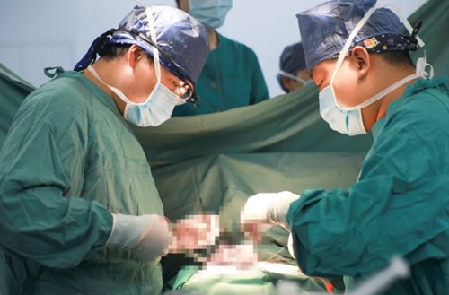 復(fù)診首日，市民排隊(duì)掃碼，有序就診……