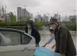 大雨天突遇車禍，從安保到醫(yī)護(hù)人員接力營救