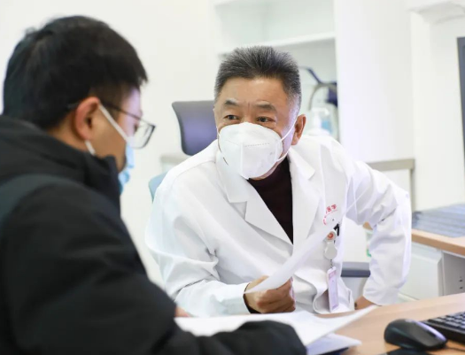他們?nèi)找箞?jiān)守，為患者照亮就診之路