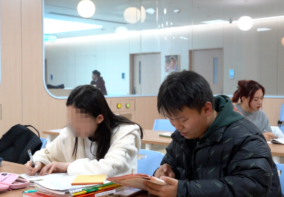 治療、學(xué)習(xí)兩不誤！病房里開啟了“小課堂”