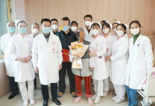 215天守護(hù)，2000多頁(yè)病例， 這位女士終見彩虹