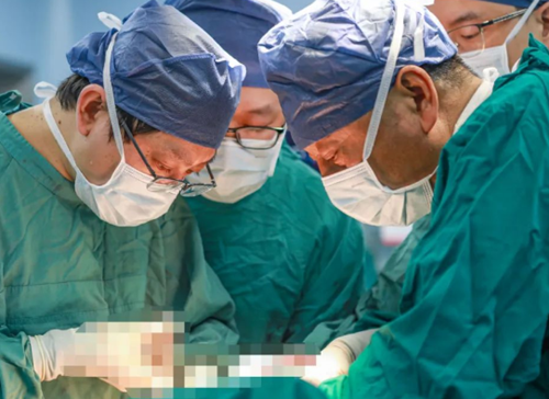 挑戰(zhàn)胸外領(lǐng)域“珠峰”！他為71歲老人摘除胸內(nèi)巨大罕見腫瘤
