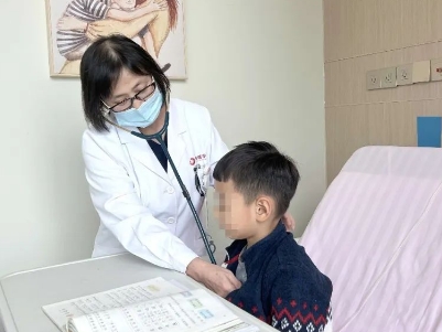 支原體肺炎來(lái)了！住院扎堆，學(xué)習(xí)桌搬到病房，孩子邊寫作業(yè)邊打點(diǎn)滴